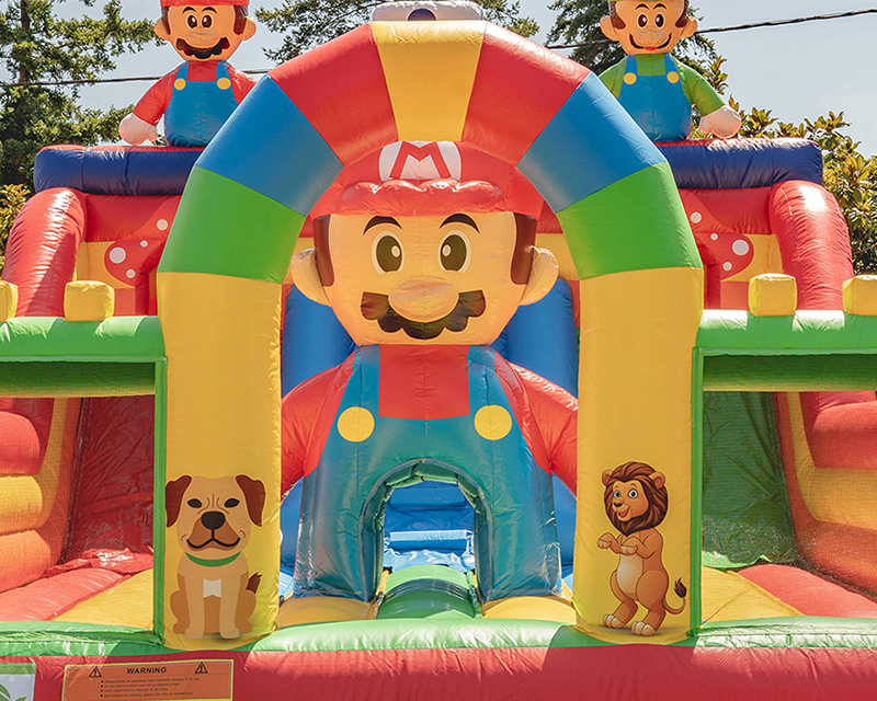 New Super Mario bros y Luigi en el hinchable con tobogán más divertido